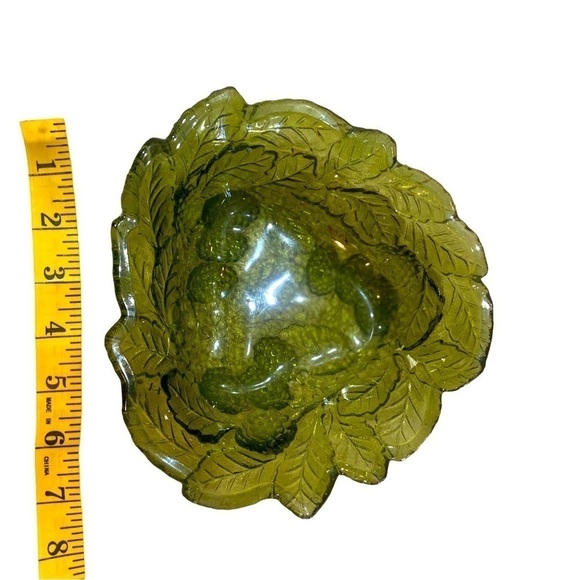Vintage Indiana pressed glass bowl in loganberry or avocado green leaf & berry - Picture 6 of 6